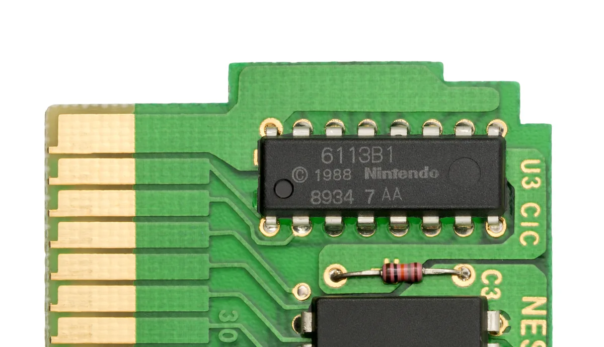 Circuito integrado 10NES (CIC) de autenticação do NES, chip negro sobre placa, foto de estúdio